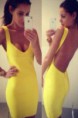 Chica sin espalda vestido del vendaje atractivo